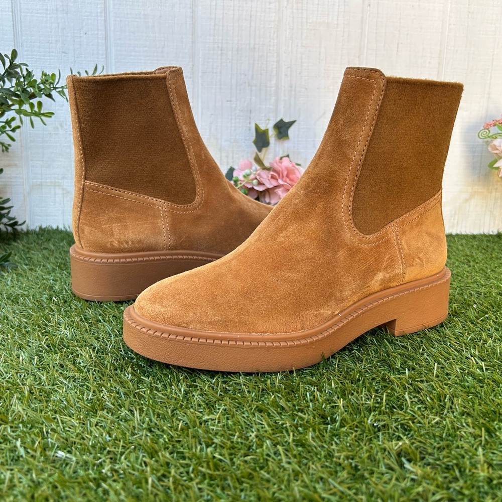 Vince Kegan Chelsea TAN
Womens Water Repellent Boots Sz 6 NEW